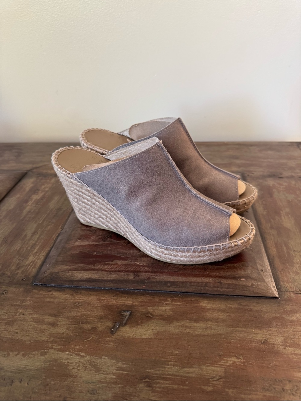 Andre Assous Cici metallic grey suede espadrille wedge sandals women’s size 9